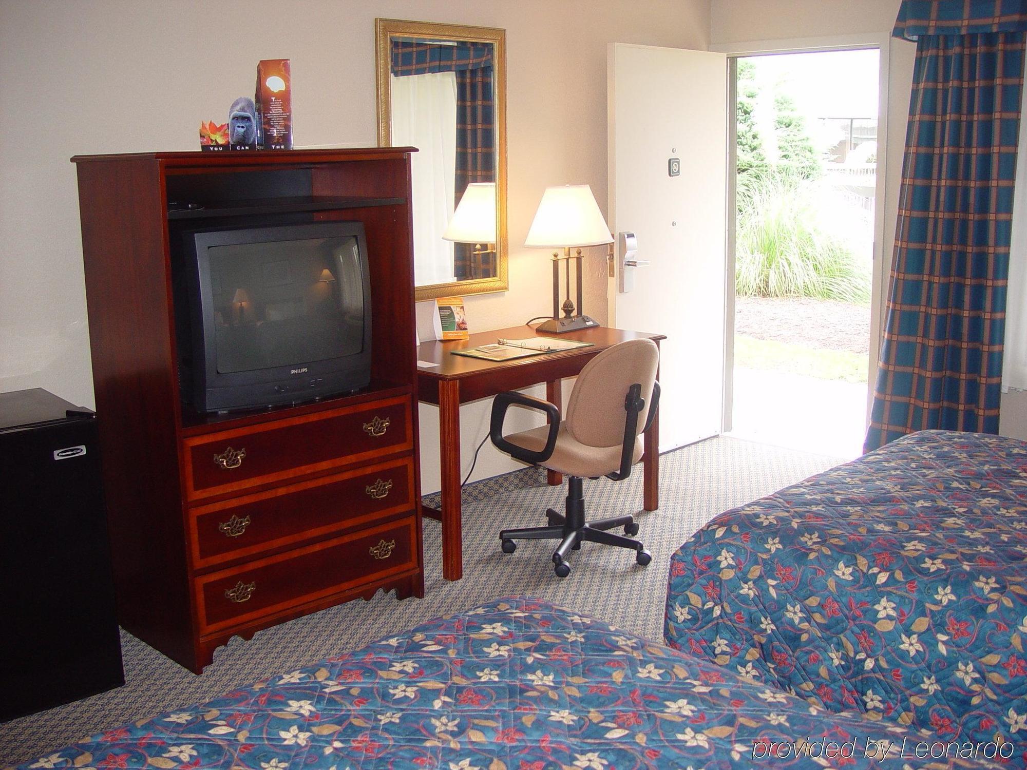 Mayfair Inn Williamston Room photo