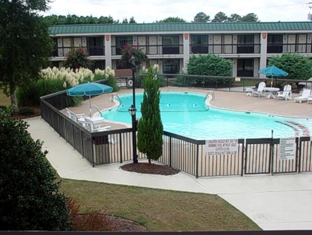 Mayfair Inn Williamston Exterior photo
